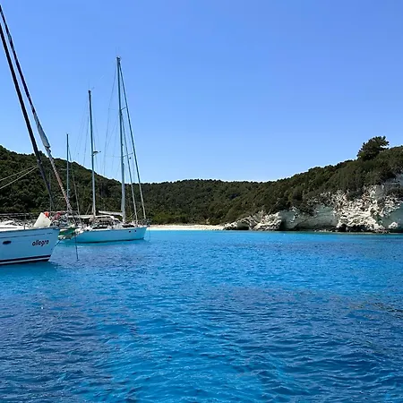 Toula 10mins From Voutoumi